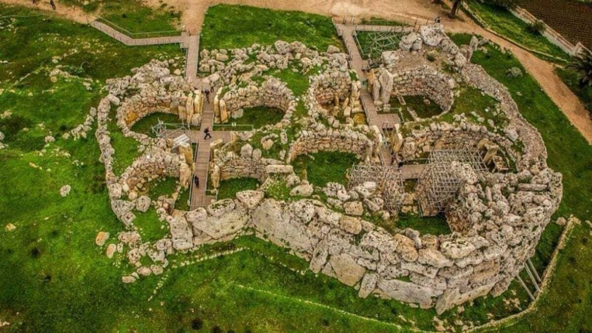 Blocos de até 50 toneladas erguidos sem rodas, sem aço e sem máquinas formaram os templos megalíticos mais antigos do mundo — construídos 1.500 anos antes das pirâmides do Egito