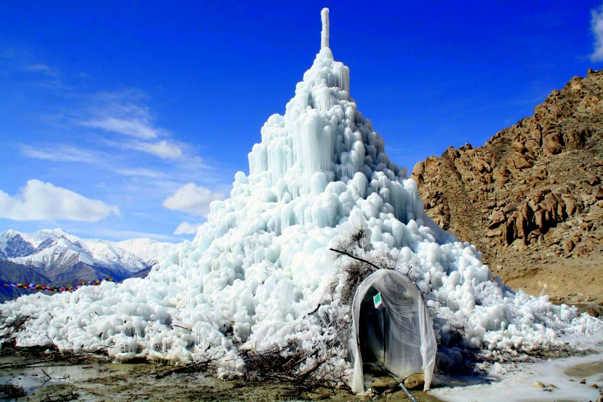 Com estruturas de gelo que chegam a mais de 33 metros de altura e armazenam até 7,5 milhões de litros de água para irrigar centenas de hectares, engenheiros e agricultores de Ladakh criam “geleiras artificiais” para vencer a escassez hídrica no deserto frio do Himalaia