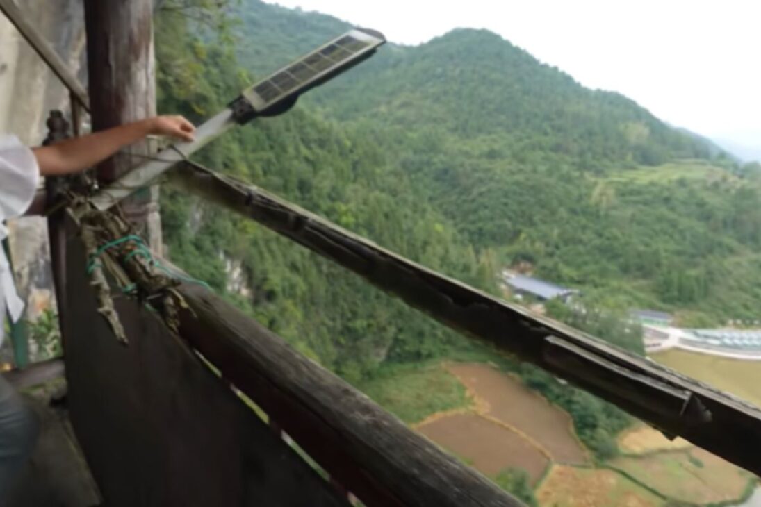 Casa pendurada num penhasco de 100 metros revela templo antigo em Chongqing, gruta gigante em penhasco, Pavilhão Guanyin nas montanhas de Youyang.