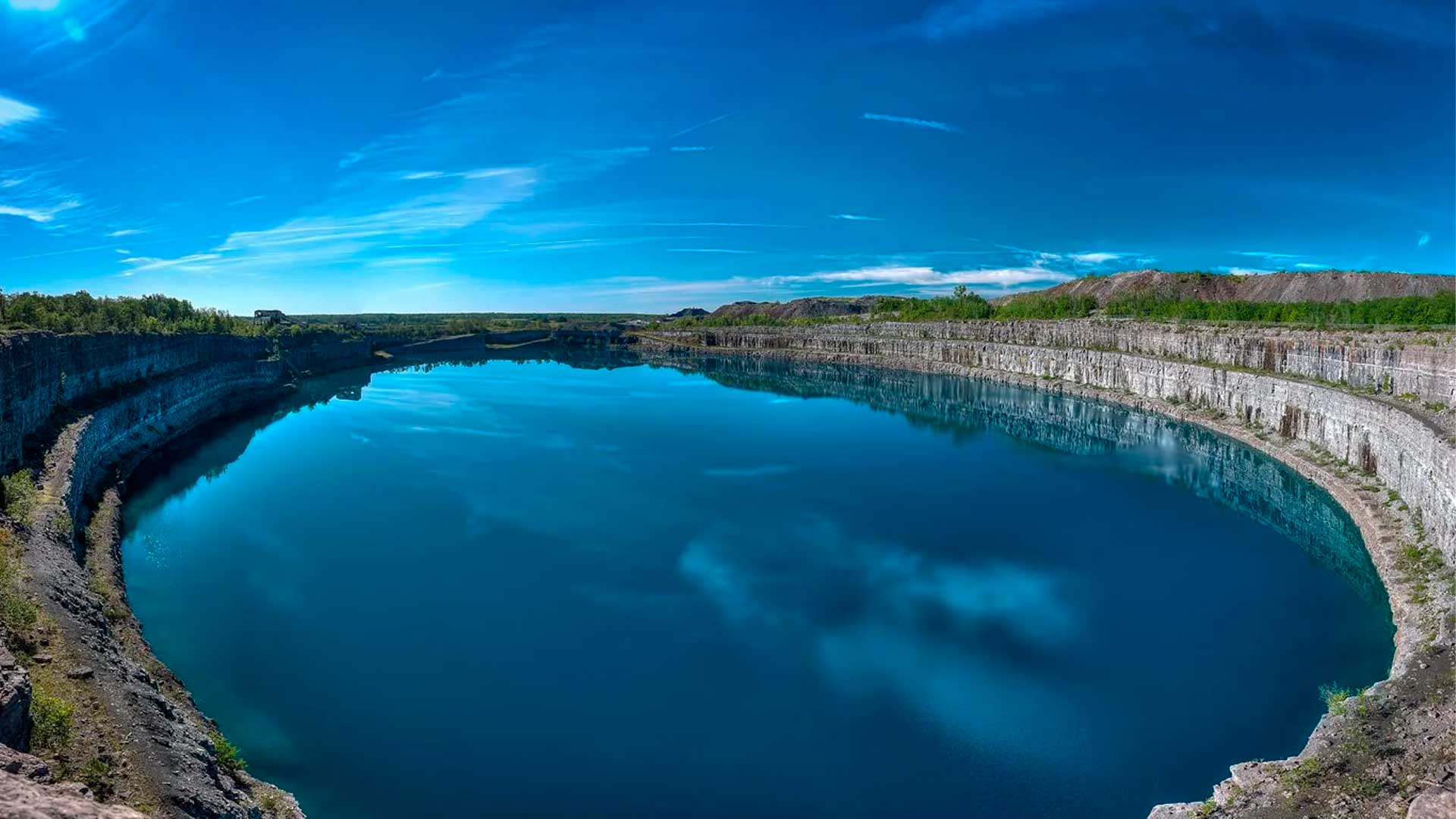 Com 220 m de profundidade, esse buraco gigante deixado por uma mina de ferro virou um lago turquesa e agora pode se transformar em uma bateria de energia limpa no Canadá
