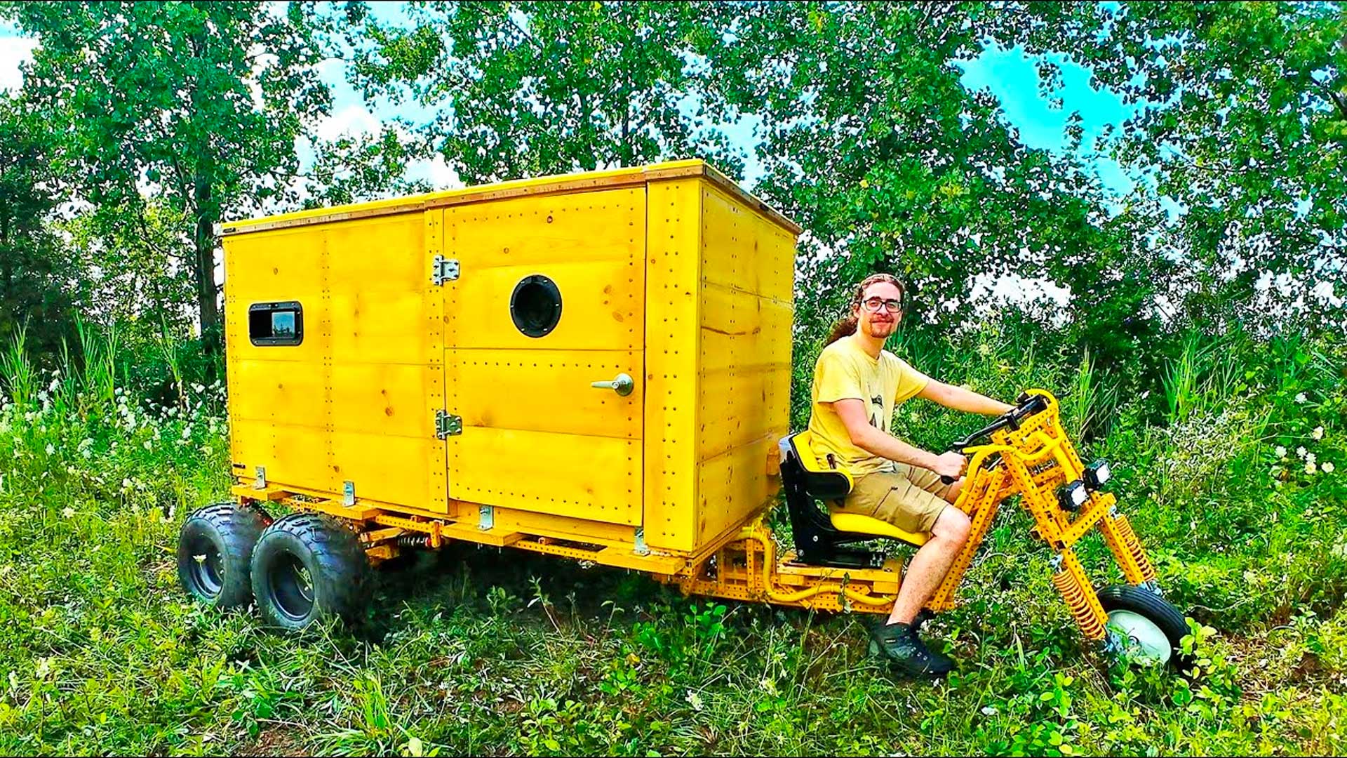 Com 4 motores, madeira, metal e bateria de 48V, homem cria veículo elétrico camper totalmente do zero e acampa sob chuva intensa para testar sua criação