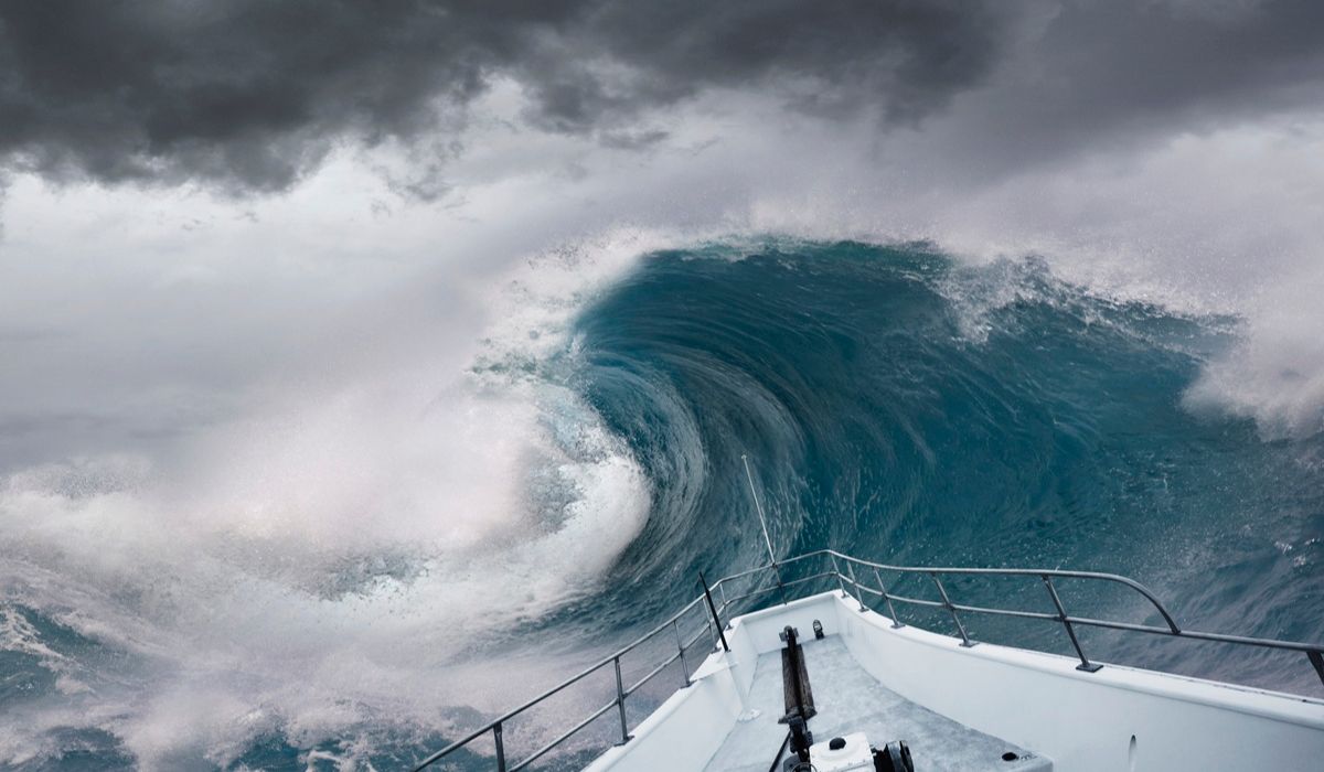 Como nasce um tsunami e por que a onda cresce na costa. Entenda a energia no fundo do mar, a velocidade em alto-mar e os alertas. (Imagem: AscentXmedia/Getty Images)