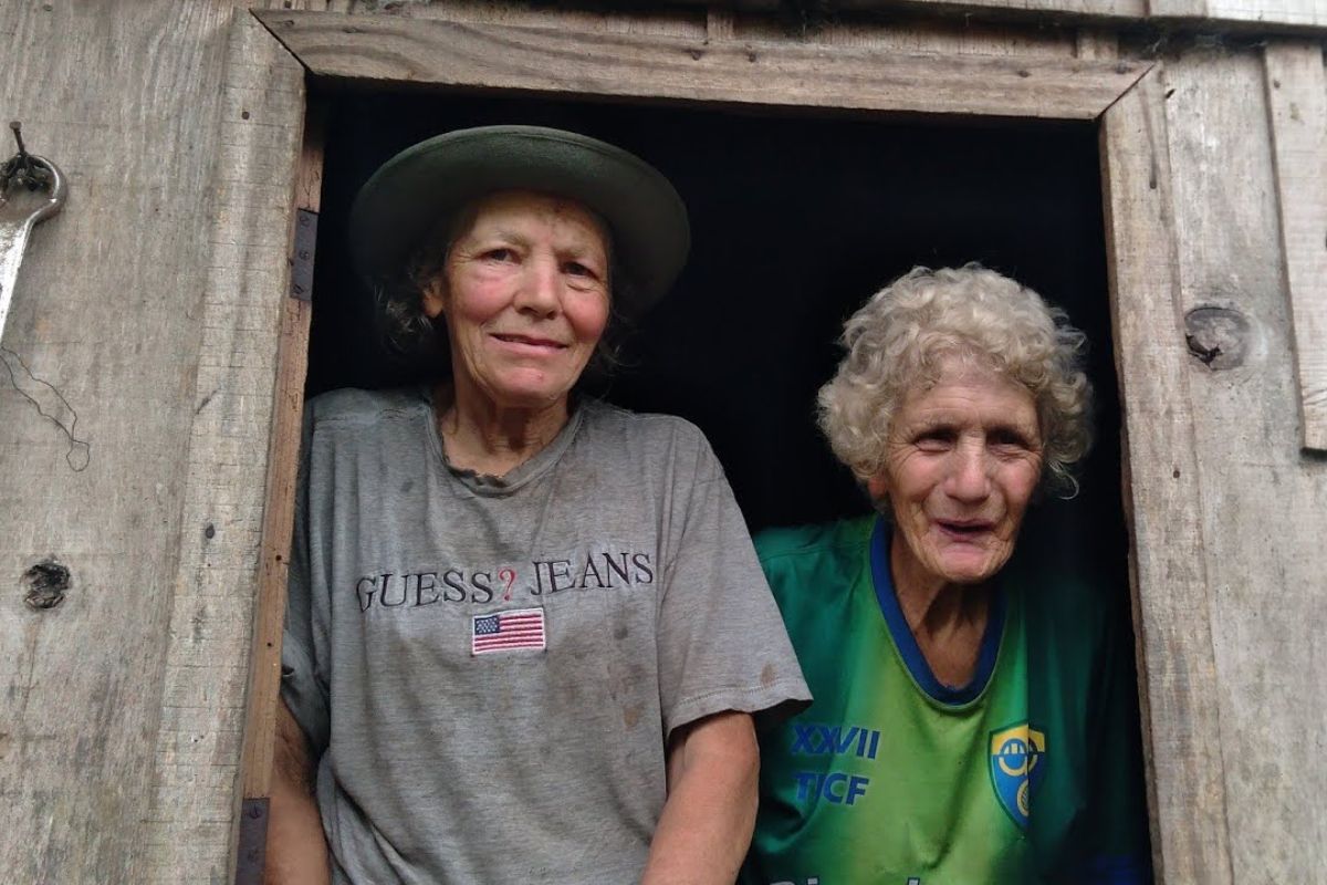 irmãs de 72 e 73 anos vivem sozinhas, mantêm horta, vão à feira com leite e baseiam cuidados em plantas medicinais, mostrando rotina, renda e autocuidado no interior.