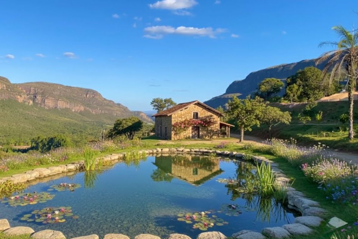 Refúgio vivo entre montanhas na serra de Minas reúne animais soltos chalés integrados e silêncio absoluto em um projeto rural que troca a cidade por natureza e qualidade de vida.