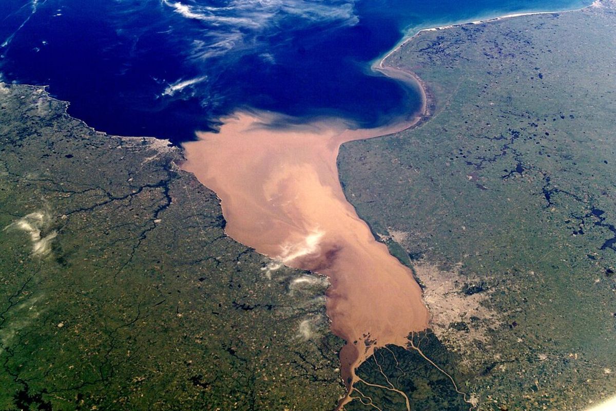 Gigante hídrico da América do Sul, o Rio da Prata desafia definições ao surgir como funil colossal de rios, sedimentos e zonas salobras, misturando mar, estuário, baía