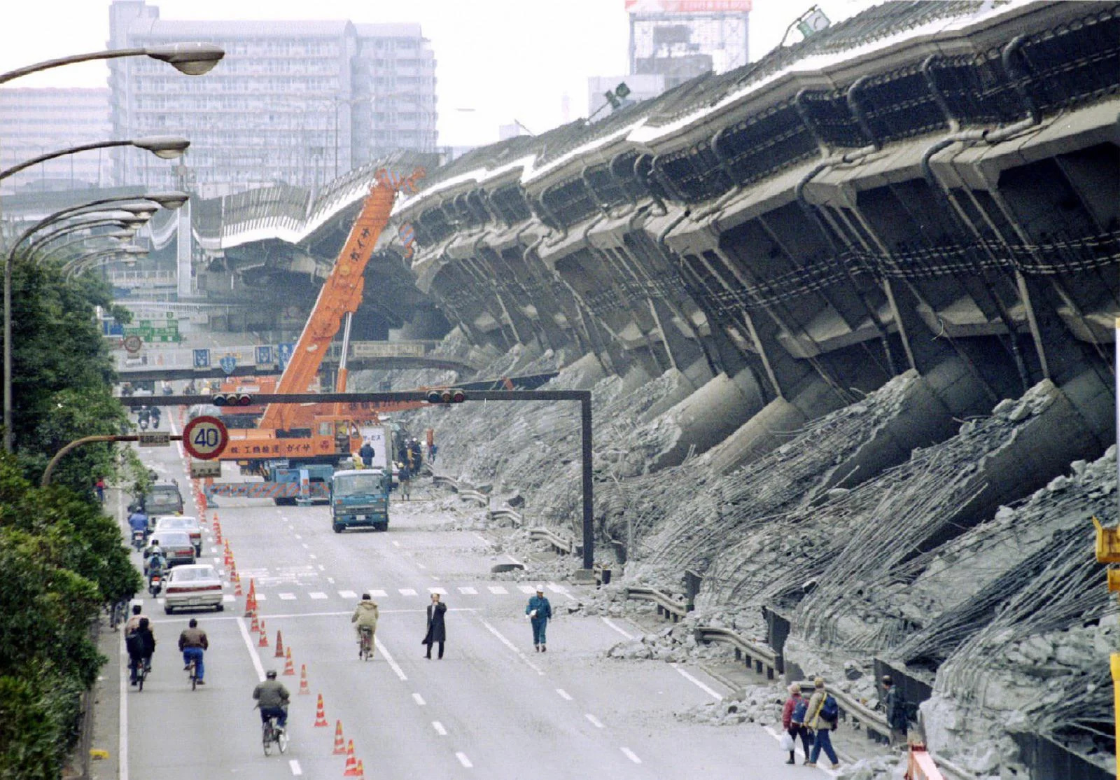 Para não afundar em solo que vira líquido durante terremotos, esta rodovia japonesa foi reconstruída sobre milhares de colunas de solo-cimento injetadas no subsolo, transformando o chão instável em uma fundação artificial permanente