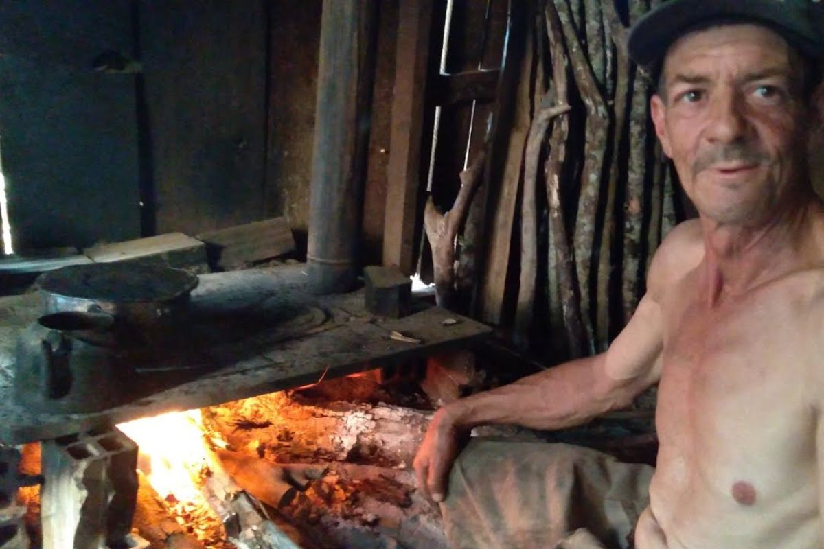 homem vive há mais de 40 anos sozinho em Pinhal da Serra, com rotina de feijão, milho, aipim e batata doce, enquanto a seca ameaça a lavoura e reforça a vida isolada.