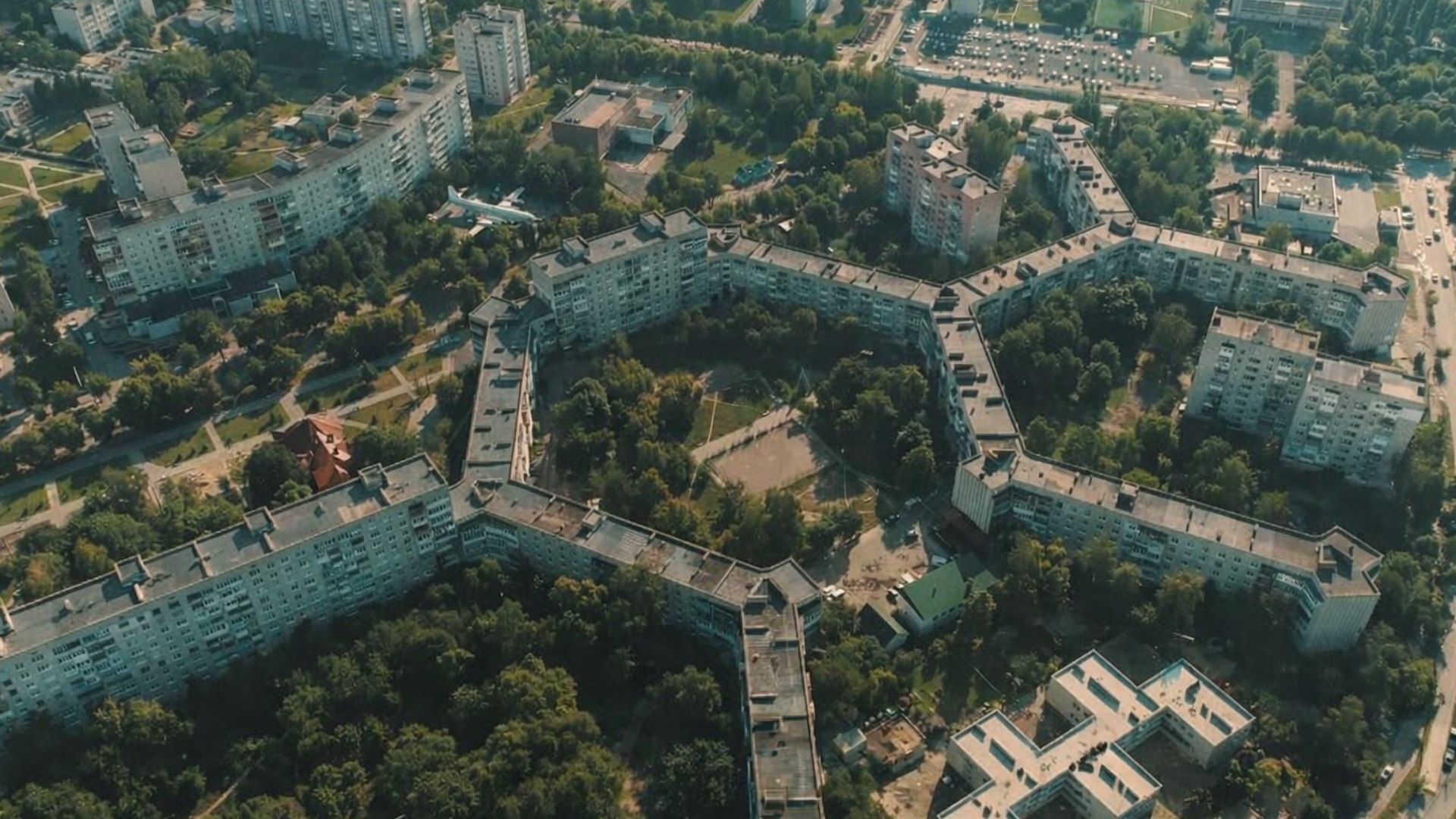 Com quase 2,8 km de extensão, prédio residencial em Lutsk reúne 10 mil moradores e arquitetura soviética única que virou símbolo urbano.