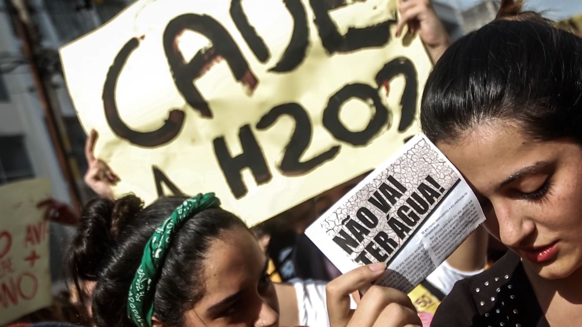 Conflito em Cochabamba expôs disputa pela água, levou à queda da privatização e impulsionou agrofloresta, reservatórios ancestrais e gestão comunitária.