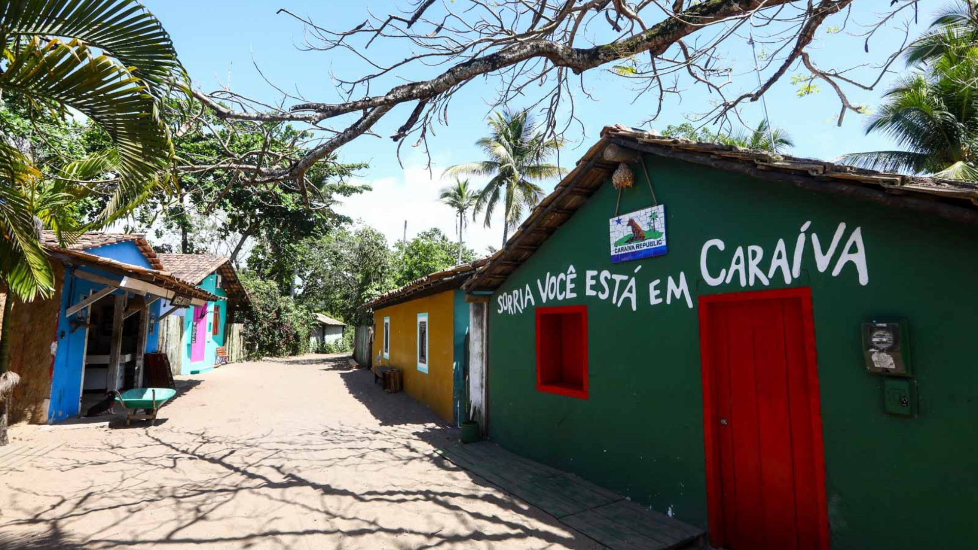 Caraíva surpreende com ruas de areia sem carros, acesso por canoa, encontro de rio e mar e forró até o amanhecer no sul da Bahia preservado.