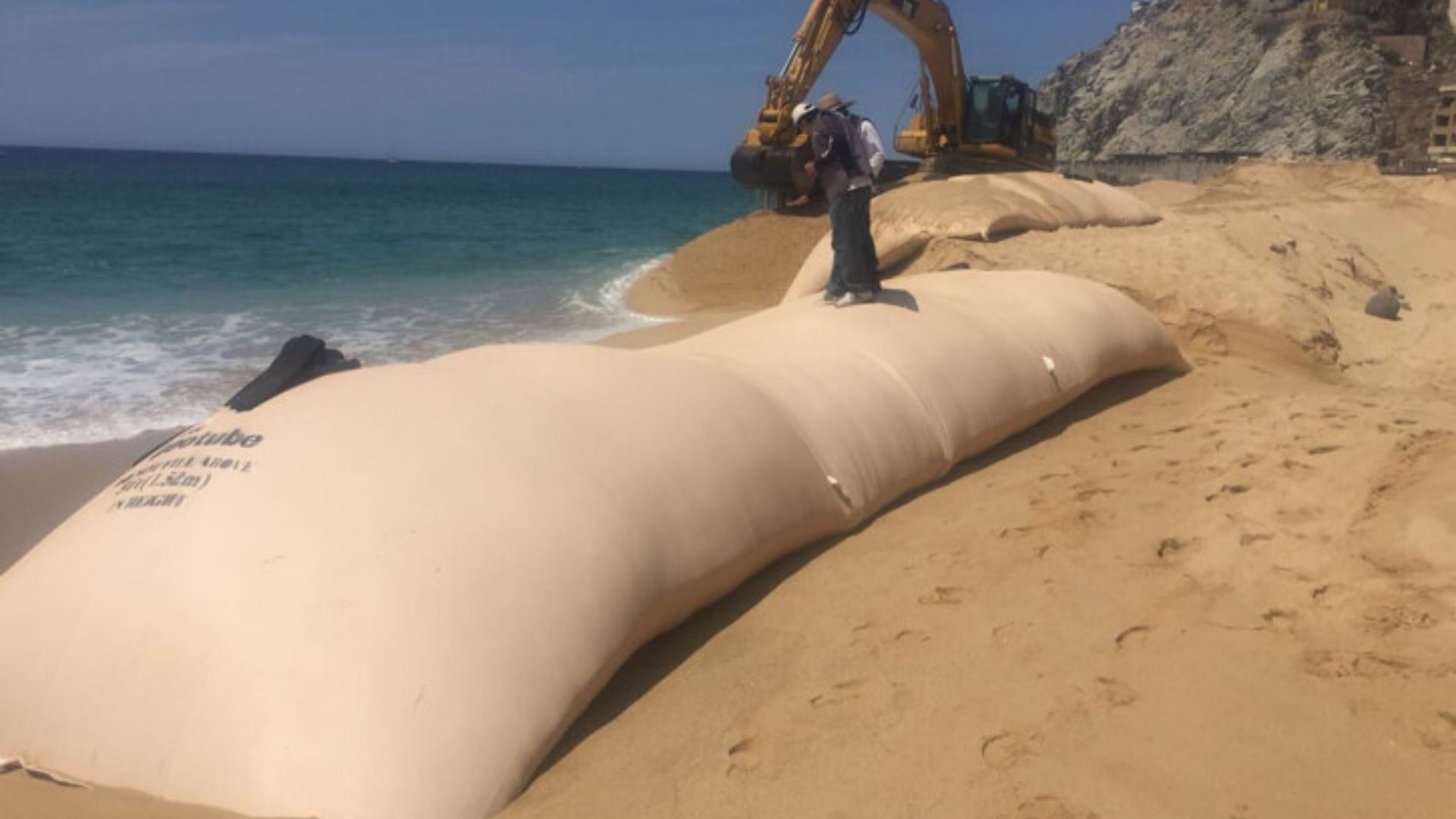 México instala 4 km de geotubos submersos para reduzir a energia das ondas e tentar conter a erosão costeira no litoral de Yucatán.