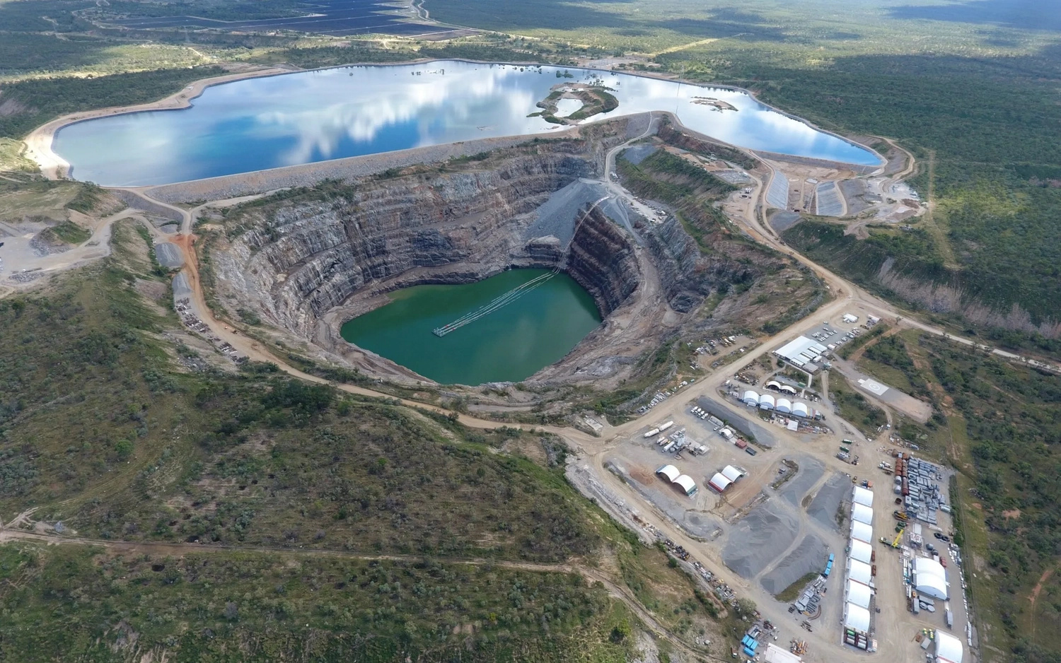 Para garantir energia no Círculo Polar Ártico, a Suécia construiu hidrelétricas de 390 MW dentro de cavernas de granito com 130 metros de extensão, 46 metros de altura e túneis pressurizados escavados sob gelo e neve
