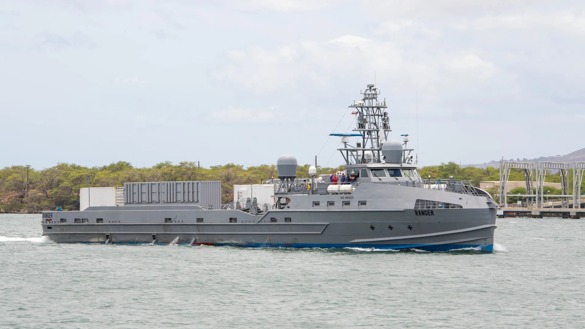 Com até 90 metros de comprimento, deslocamento de 2.000 toneladas e autonomia para operar por meses sem tripulação, o LUSV surge como o primeiro grande navio de guerra autônomo pensado para ampliar o poder de fogo da Marinha dos EUA em escala oceânica