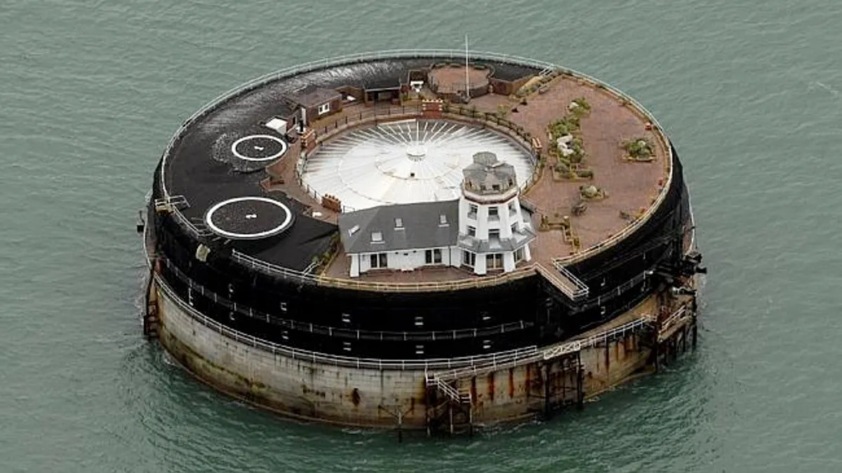Isolado no meio do Solent, um forte marítimo de quatro andares e quase 9.200 m² foi convertido em hotel, ganhou 22 suítes, heliponto e infraestrutura completa, transformando o No Man’s Fort de fortaleza militar em hospedagem extrema cercada apenas por água