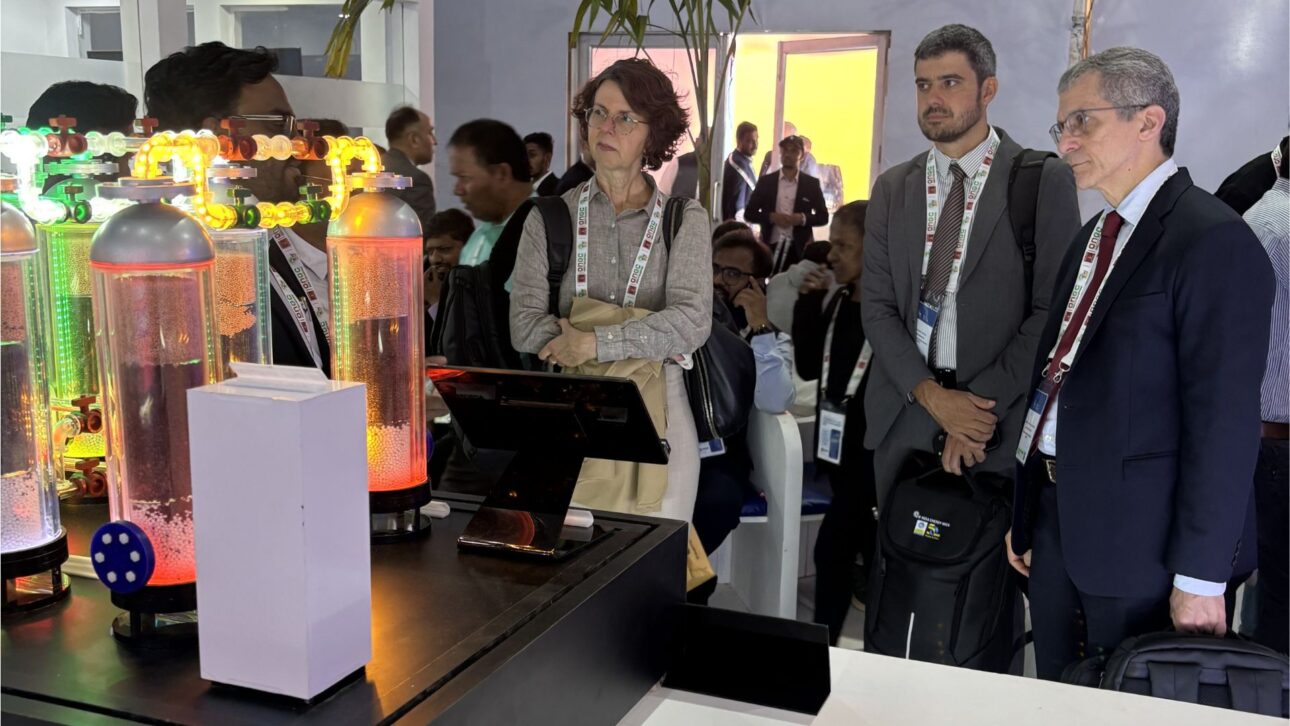Executives from Petrobras observe a technological demonstration at a booth during the India Energy Week in India, an event that brings together leaders from the oil and energy sector in the Asian market.