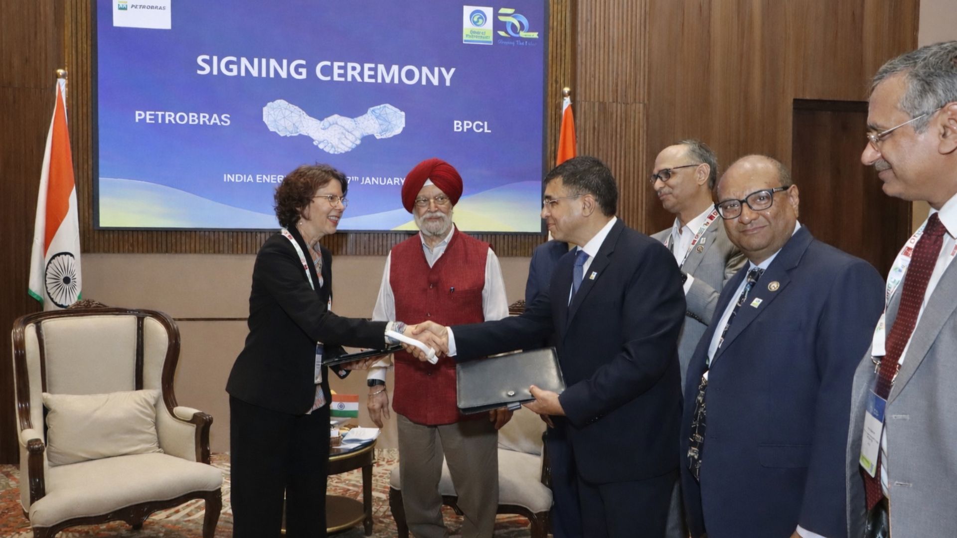 Representantes da Petrobras e da BPCL participam de cerimônia de assinatura de contratos durante a India Energy Week, em Goa, na Índia, reforçando acordos de venda de petróleo até 2027.