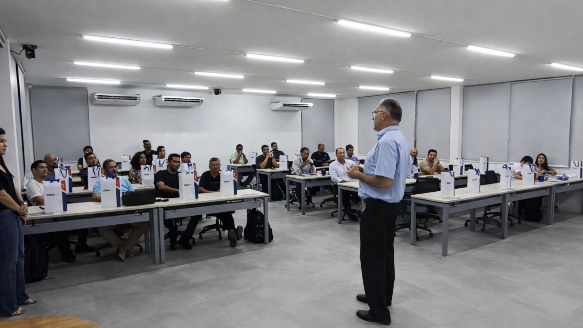 Professor ministra aula inaugural da pós-graduação em energia eólica offshore do Senai-RN em sala com profissionais do setor reunidos em Natal.
