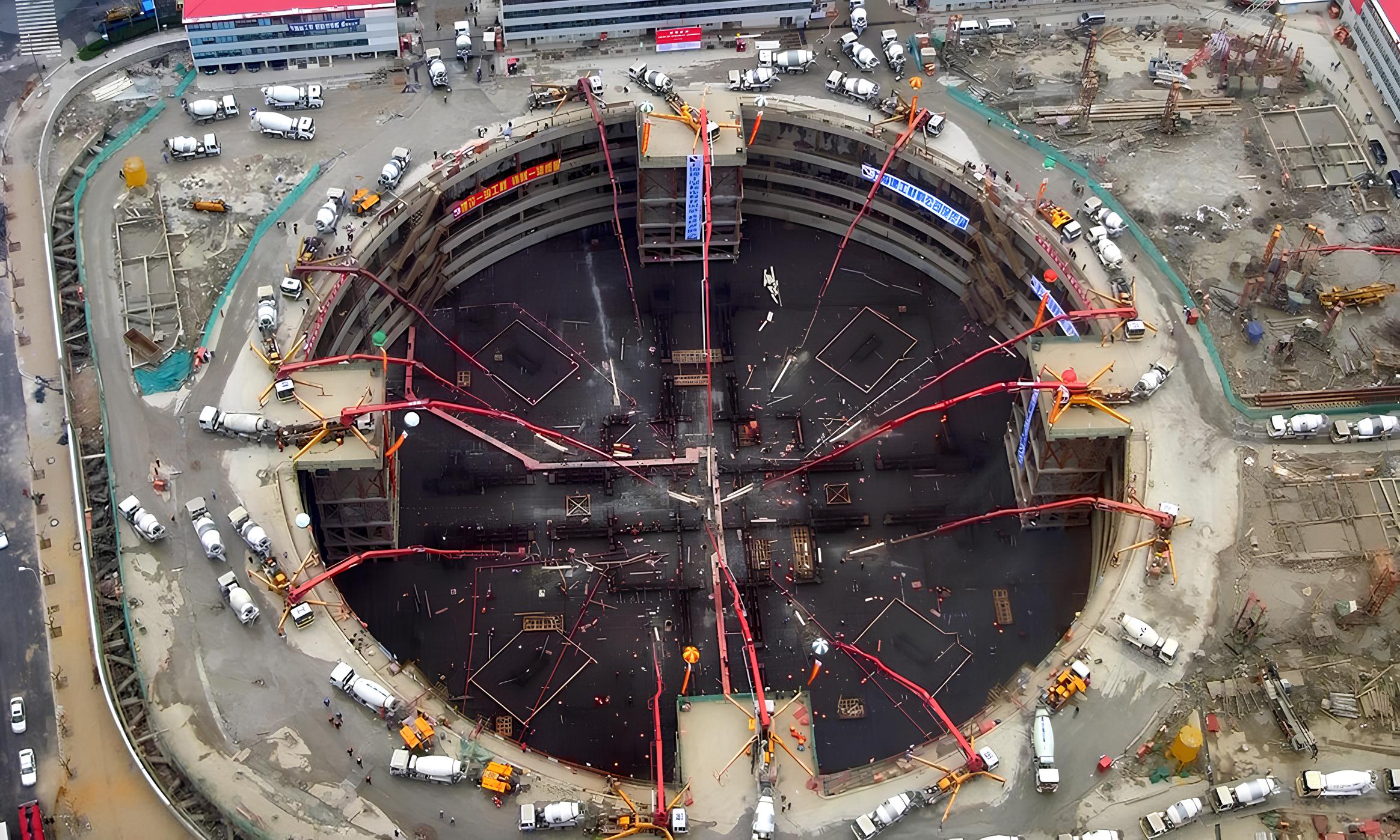 Para sustentar um gigante de 632 m em solo mole, engenheiros de Xangai perfuraram estacas de mais de 50 m, derramaram 60 mil m³ de concreto em uma única etapa e desenvolveram soluções contra tufões, terremotos e fricção do vento
