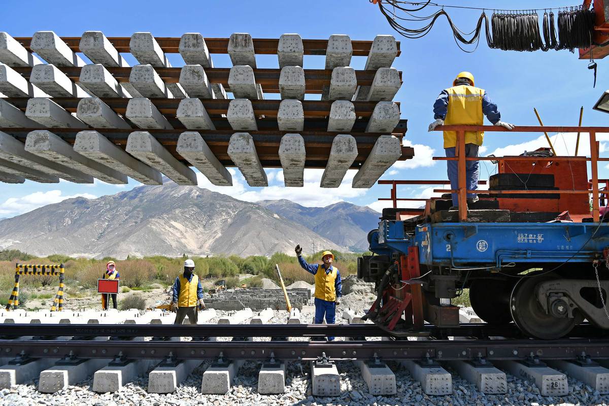 China mobiliza milhares de engenheiros, investe mais de US$ 50 bilhões para construir acima de 4.000 metros de altitude, corta montanhas inteiras para abrir 1.600 km de túneis e viadutos e tenta integrar o Tibete ao resto do país em uma das obras ferroviárias mais complexas da história