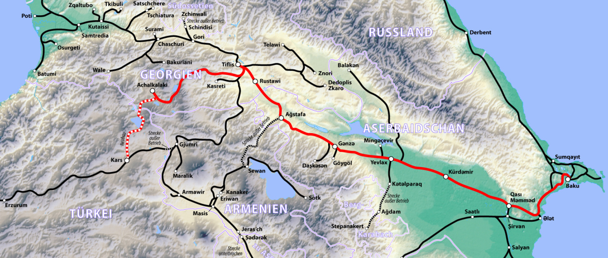 Para ligar o Mar Cáspio à Europa sem passar por Rússia ou Irã, engenheiros construíram uma ferrovia internacional de 846 km atravessando Azerbaijão, Geórgia e Turquia, escavaram túneis no Cáucaso, venceram regiões sísmicas e integraram bitolas incompatíveis na Baku–Tbilisi–Kars Railway