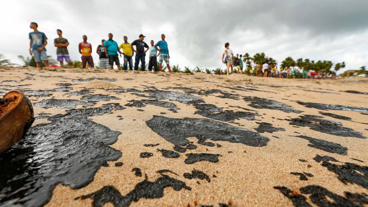 Estudo da Fiocruz e da UFBA analisa como o derramamento de petróleo de 2019 afetou a saúde, a renda e a vida de comunidades pesqueiras em 11 estados do Nordeste, revelando riscos que ainda persistem.