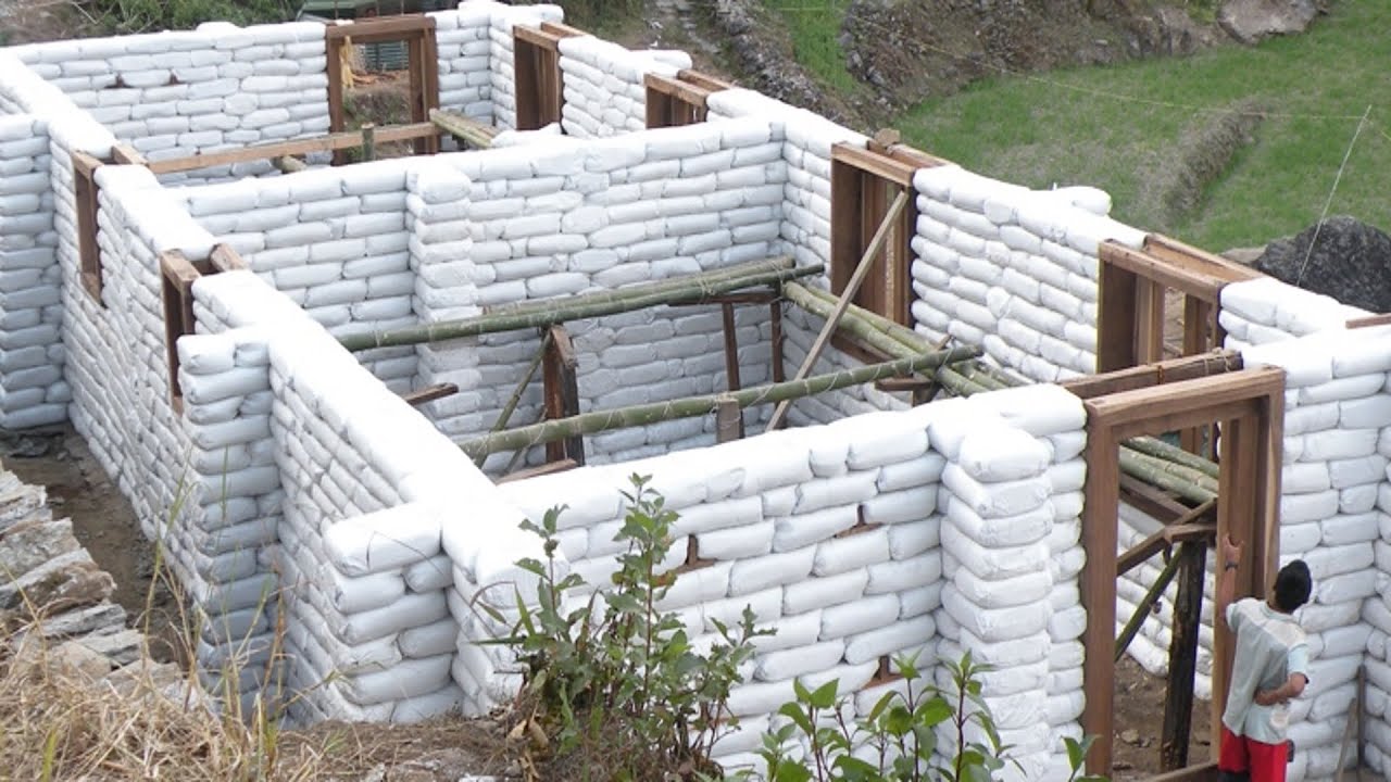 A técnica construtiva que dispensa concreto e aço, usa apenas sacos de terra compactada e cria paredes estruturais capazes de resistir a terremotos