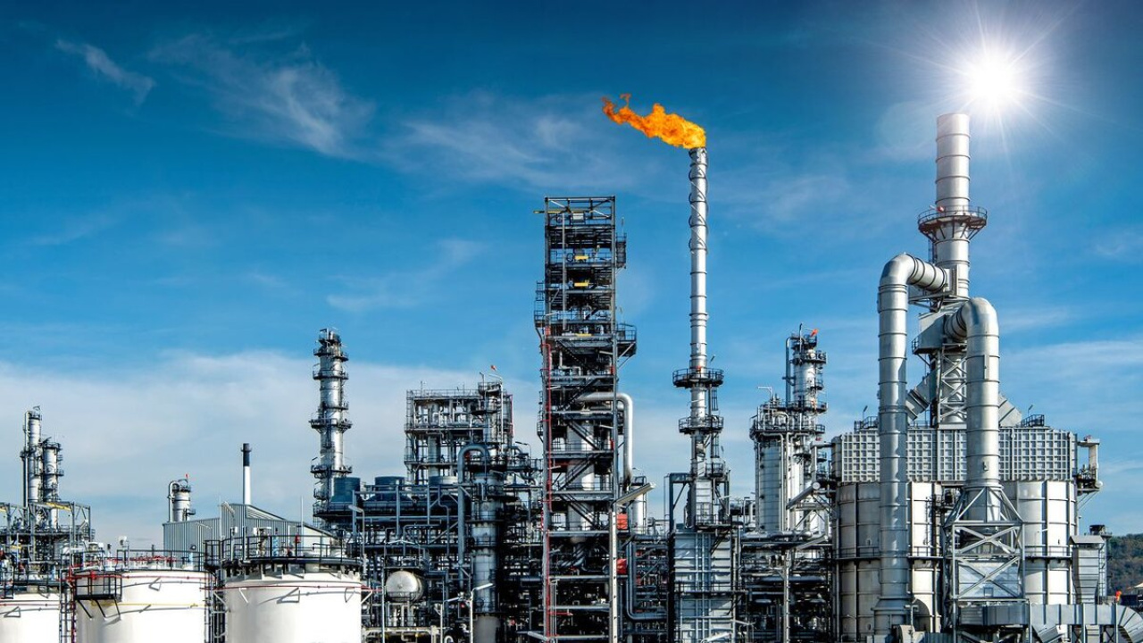 Controle dos EUA sobre o petróleo da Venezuela favorece refinarias americanas, como Valero e Marathon, que lucram com óleo pesado mais barato, enquanto produtores enfrentam mais riscos.