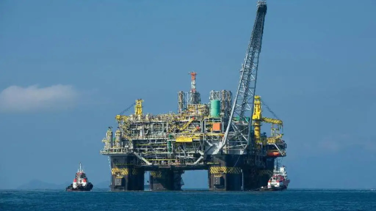Cristiano Pinto, presidente da Shell Brasil, afirma que o petróleo continuará sendo essencial por mais de uma década, enquanto o país vive o dilema entre lucro, empregos e transição energética.