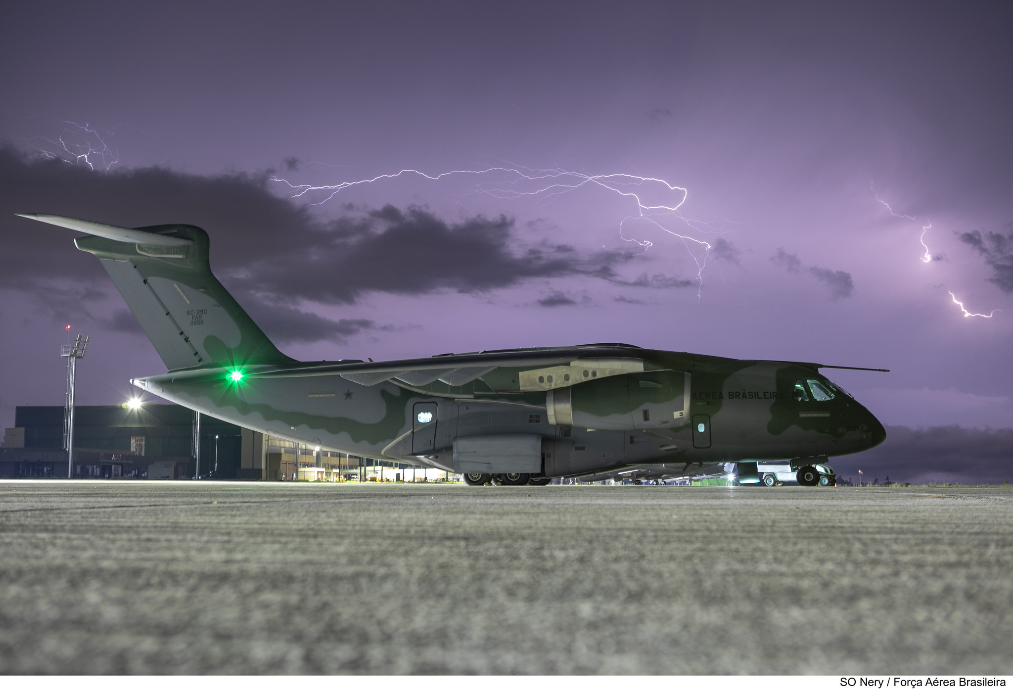 Cargueiro tático KC-390 da Embraer em voo operacional