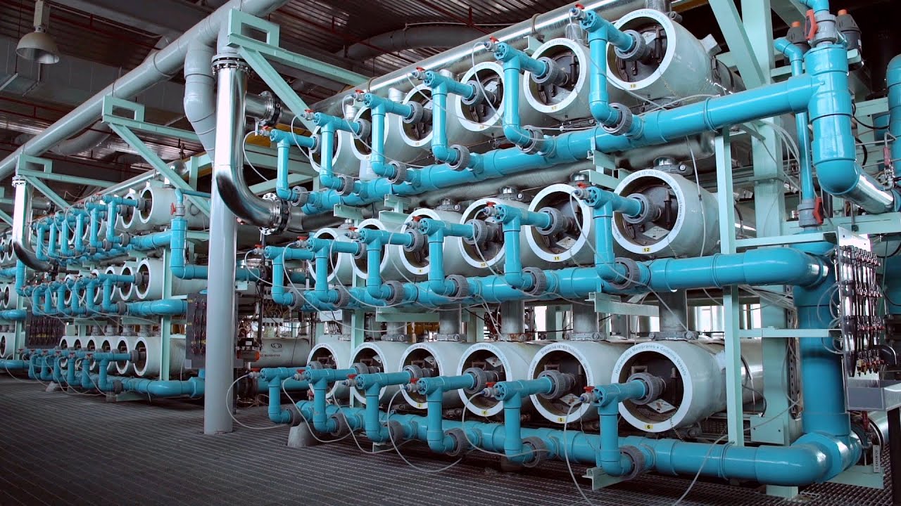 Engenheiros de Singapura transformam esgoto em água potável de altíssimo padrão, já garantem até 40% do abastecimento nacional com reuso avançado e caminham para tornar o país independente de rios, chuvas e importações hídricas