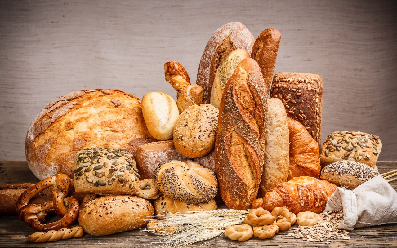Descubra como o pão fez parte da história da humanidade e ajudou a construir civilizações desde a agricultura até os tempos modernos.