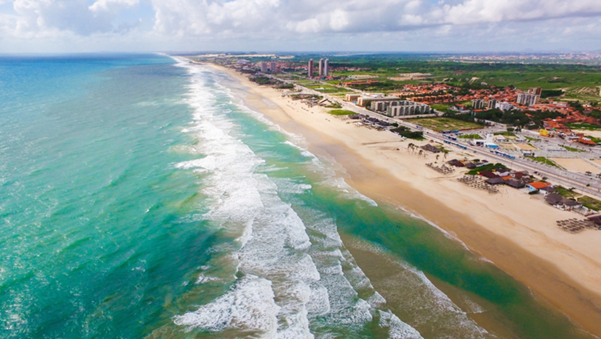 Praia do Futuro concentra barracas estruturadas, patrimônio cultural, milhões de visitantes por ano e forte impacto econômico em Fortaleza.