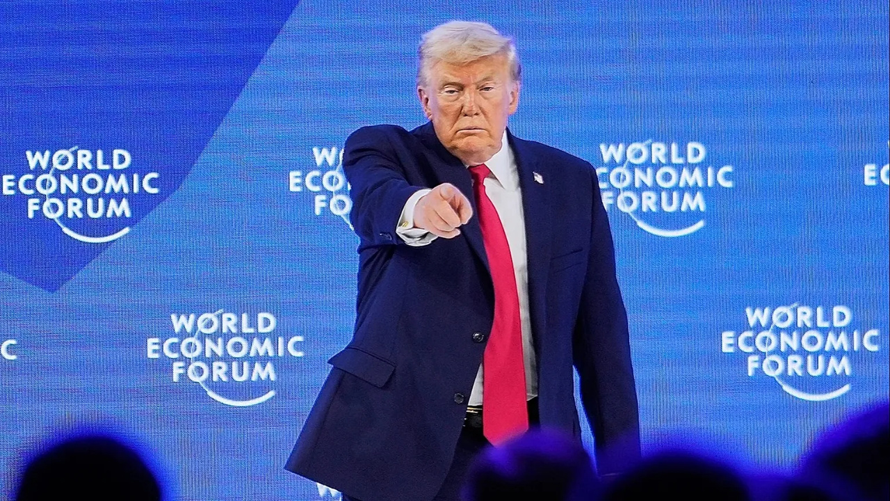 Mesmo criticada por Donald Trump, a China lidera com folga a revolução das energias renováveis. Dados mostram uma expansão histórica em solar e eólica, queda nas emissões e impacto direto na geopolítica energética mundial.