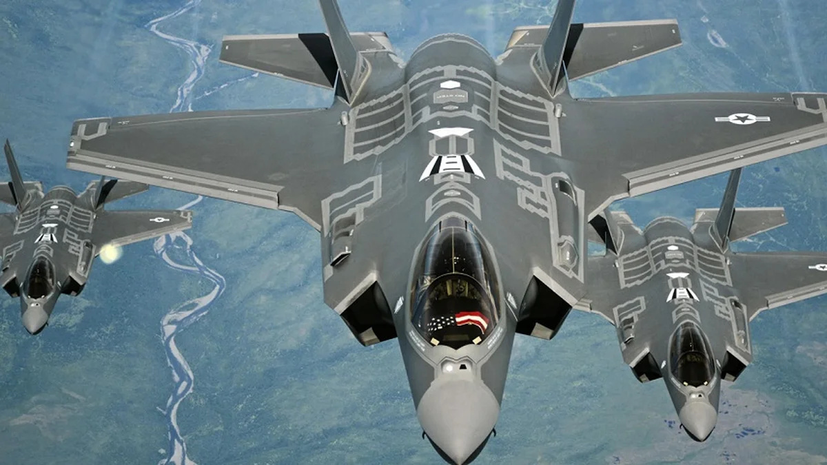 F-35 testa IA do Project Overwatch para identificar emissores e agilizar atualizações de guerra eletrônica em voo, segundo a Lockheed Martin.