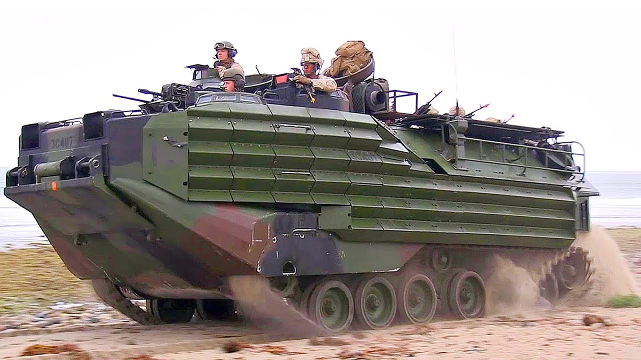 Conheça o “monstro” anfíbio de 29 toneladas que transporta 21 fuzileiros totalmente armados: o AAV7A1 que sai do navio direto para a praia, avança a 72 km/h em terra, cruza a água a 13 km/h e mantém metralhadora .50 e lançador de granadas prontos para abrir caminho na linha de frente