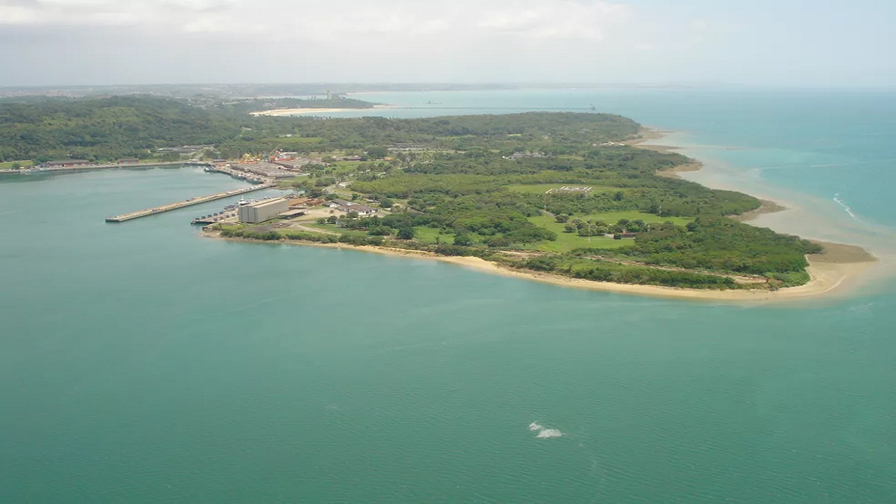 Escondida dentro de base militar na Bahia, cercada por floresta e isolada por lago com ponte exclusiva de 70 metros, a mansão mais restrita da Marinha do Brasil quase não aparece em documentos oficiais e permanece fora do alcance do público