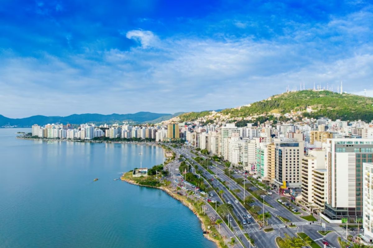 Cada vez mais brasileiros se mudam para uma cidade litorânea no sul com natureza intensa, boa segurança, internet rápida para trabalho remoto e qualidade de vida