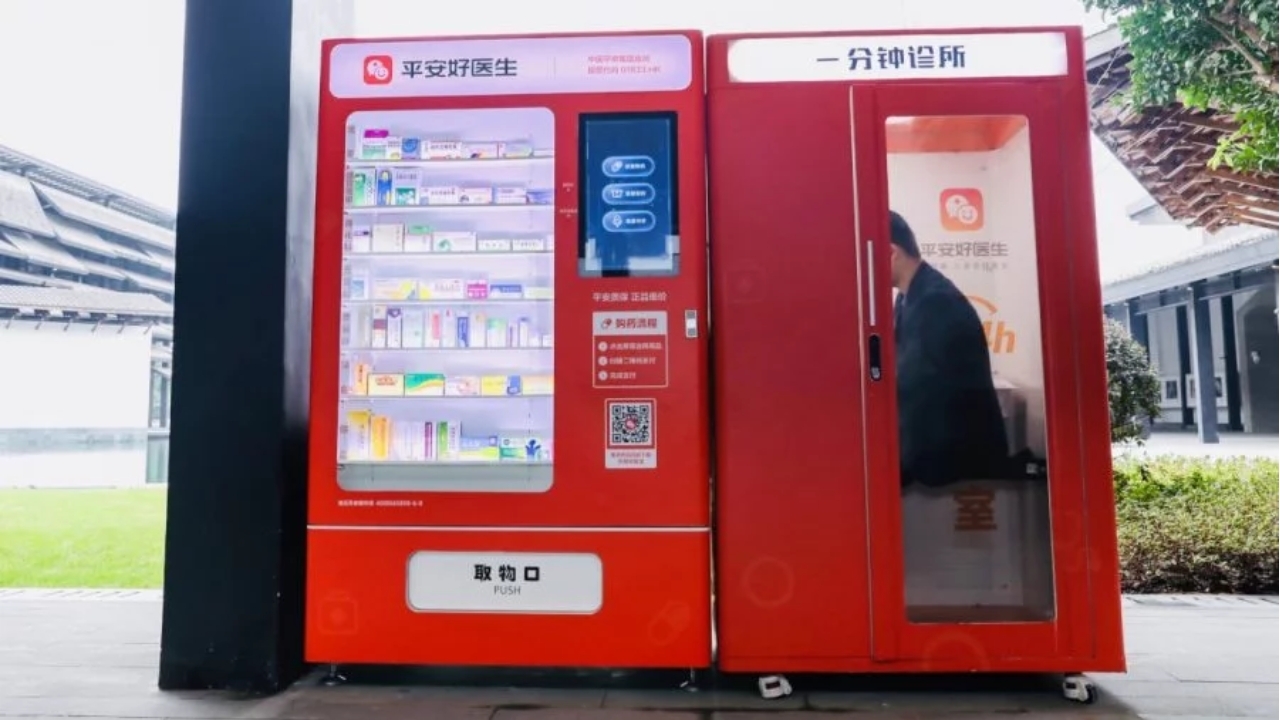 A China acaba de instalar 2.200 quiosques médicos com IA, entrega diagnóstico em 4 minutos, cita 95% de exatidão e compara sintomas com 300 milhões de casos