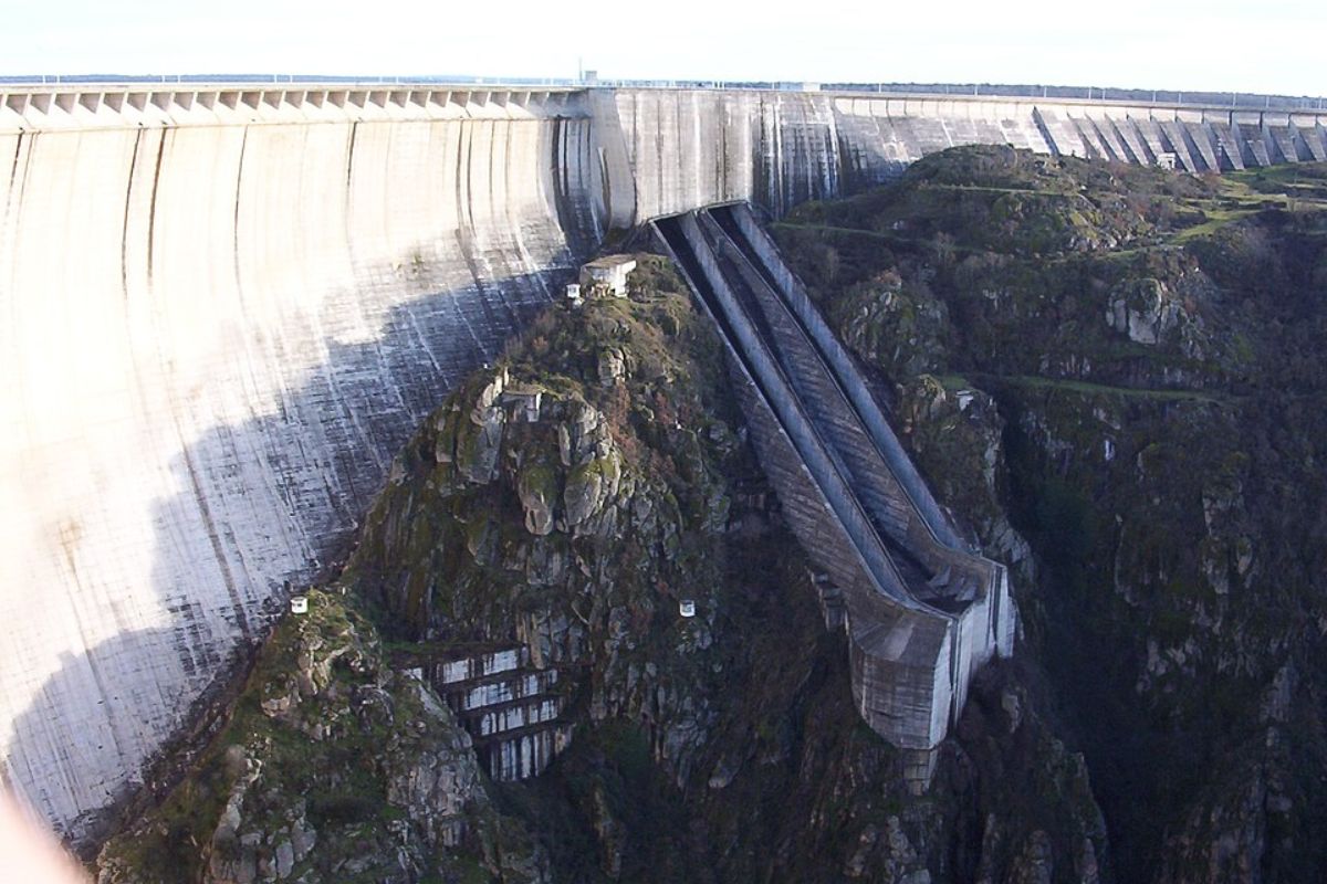 Espanha transforma reservatórios para gerar energia em escudo contra enchentes barragens lotadas seguram cheias em fevereiro, evitam desastres e ainda geram energia