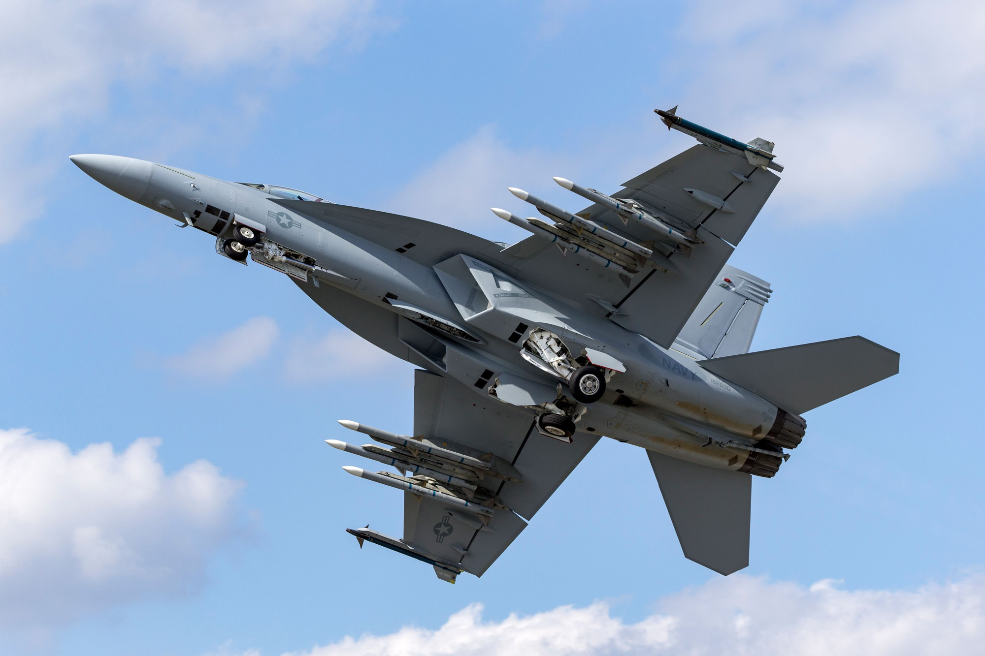 Com dois motores, fuselagem reforçada para operações embarcadas e