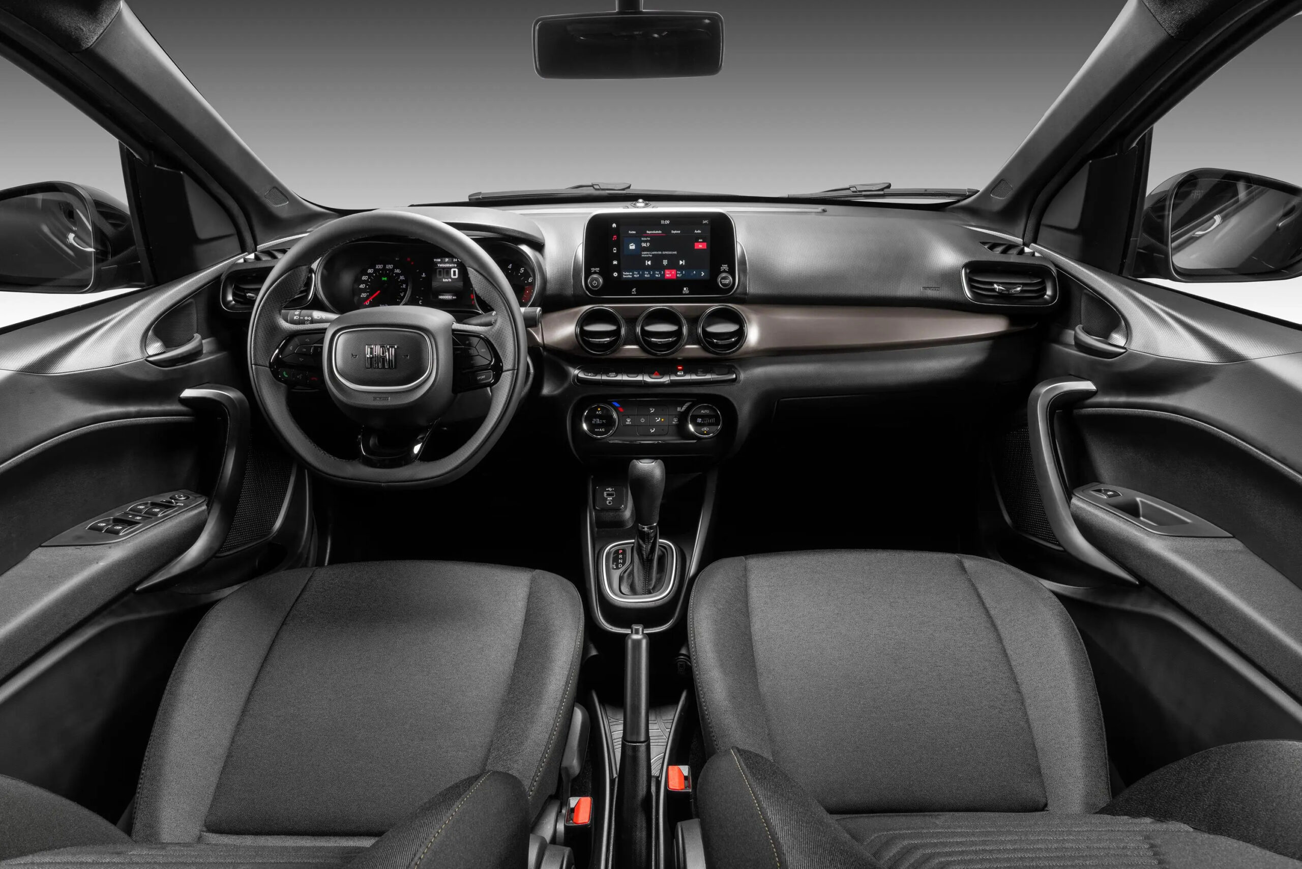 Carro da Fiat que ninguém queria no lançamento 2017 agora cresce 36% e vende 91 mil unidades em 2024: motor 1.3 Firefly de 107 cv faz 13,4 km/l na cidade, acelera 0-100 km/h em 11,8s e conquistou 5º lugar entre hatches mais vendidos do Brasil; sucesso do Fiat Argo!