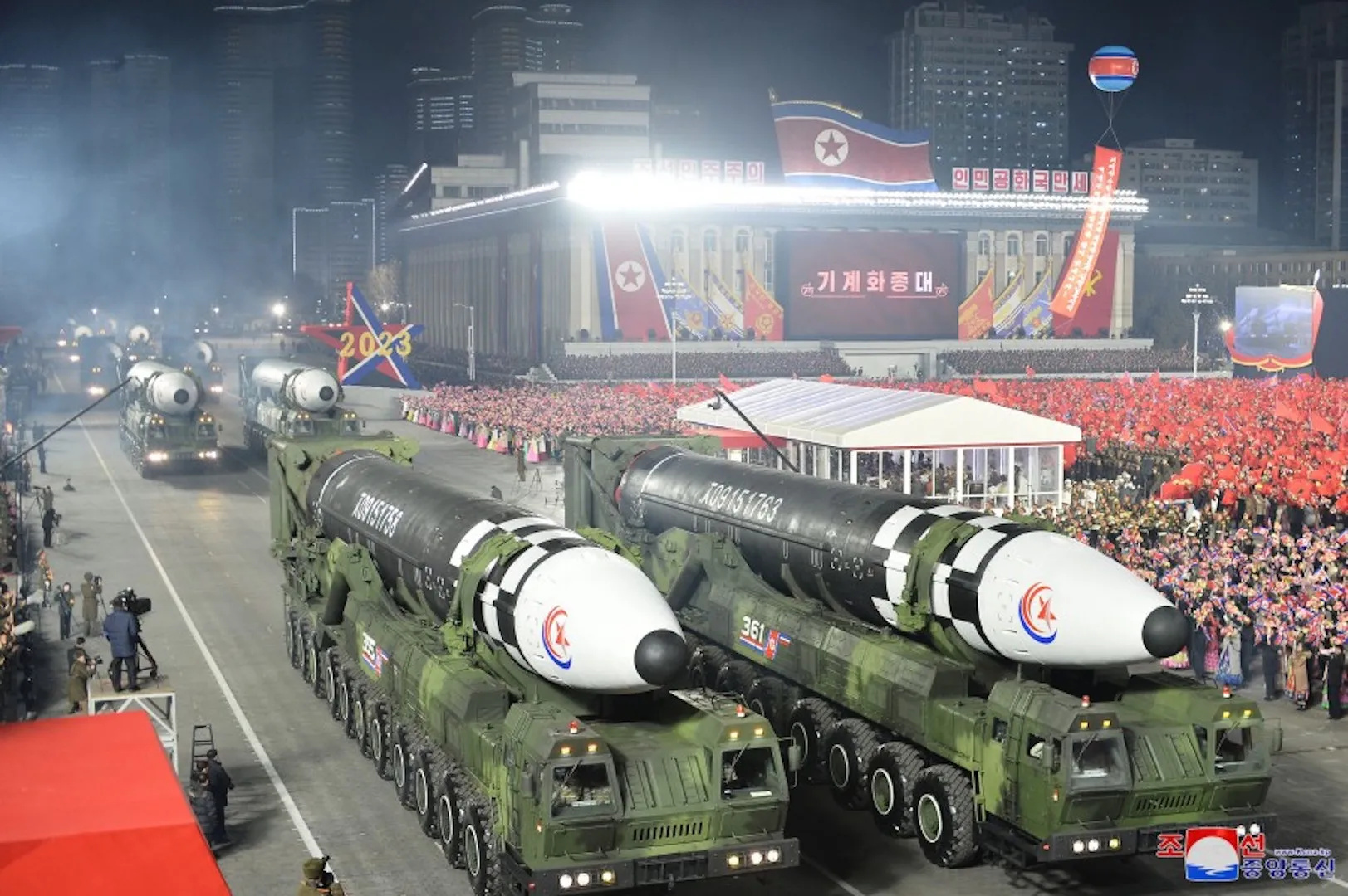 Projetado em escala colossal, com mais de 25 metros de comprimento e alcance estimado acima de 15.000 km, o Hwasong-17 redefine o alcance nuclear da Coreia do Norte e pressiona sistemas antimísseis globais