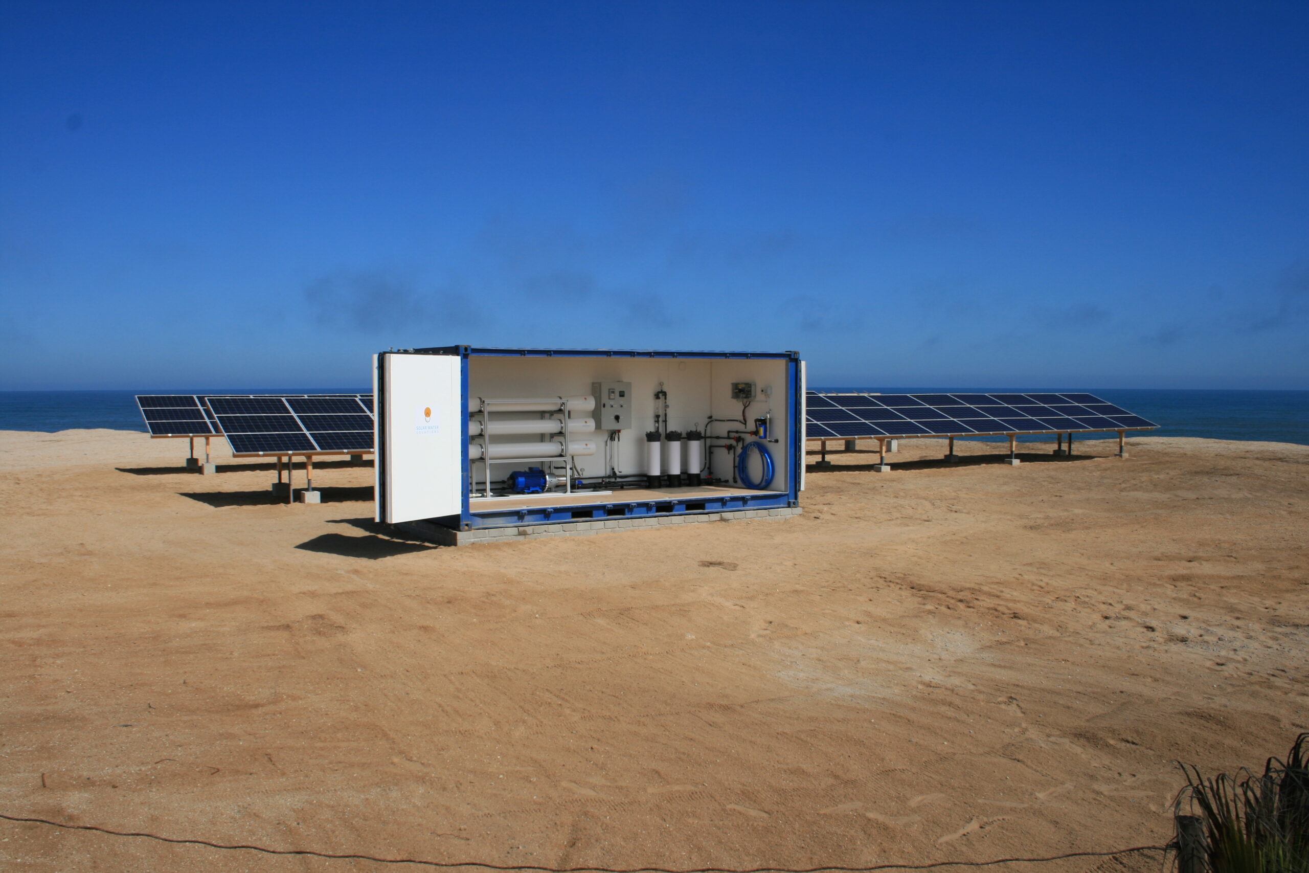 Com dessalinização 100% solar e produção diária acima de 8 mil litros, um pequeno dispositivo instalada no Quênia está levando água potável contínua a comunidades sem eletricidade e redefinindo o acesso hídrico em regiões semiáridas