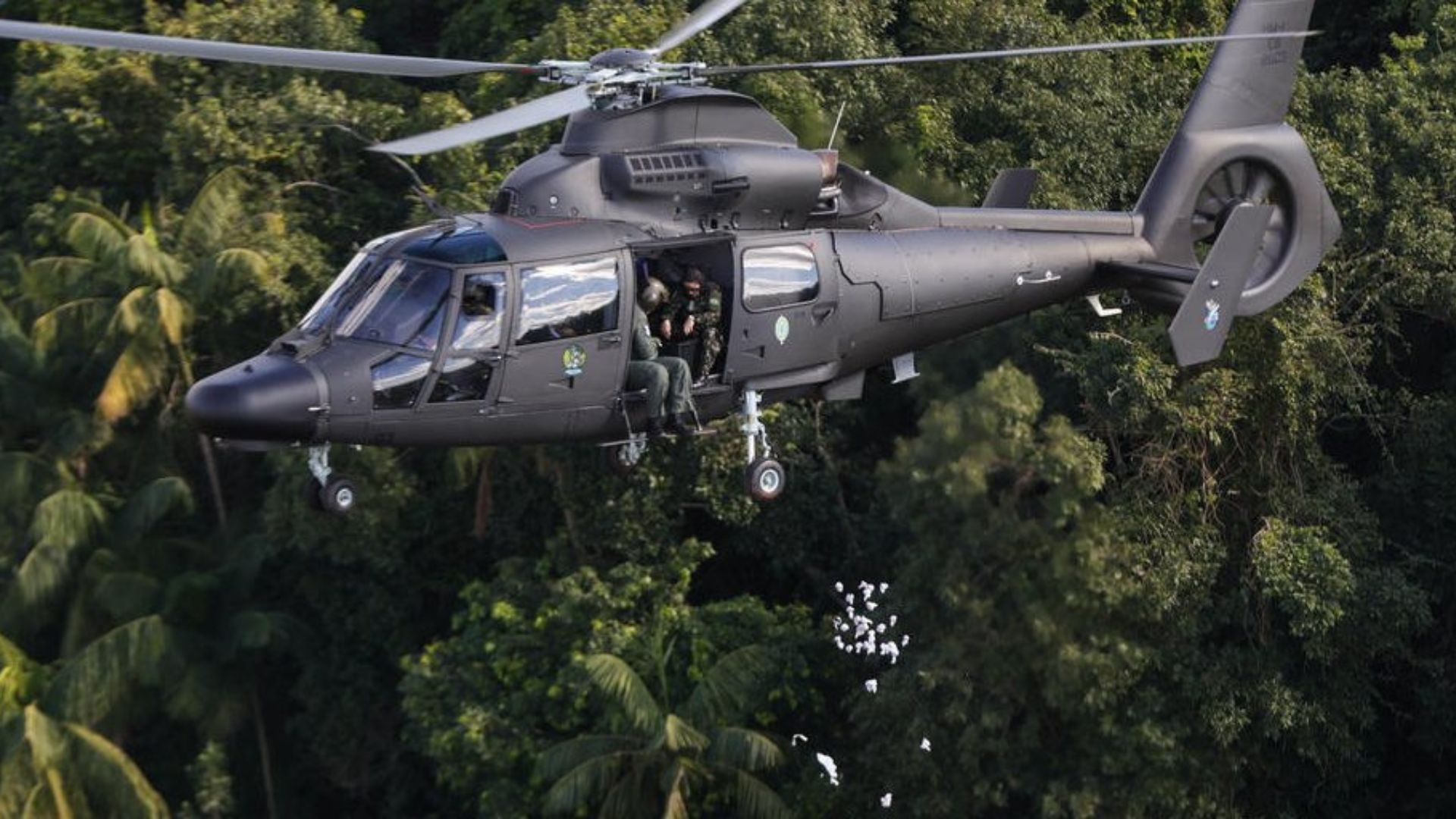 Helicópteros lançam 5 milhões de sementes em encostas do Vale do Taquari para acelerar a revegetação após deslizamentos no RS.