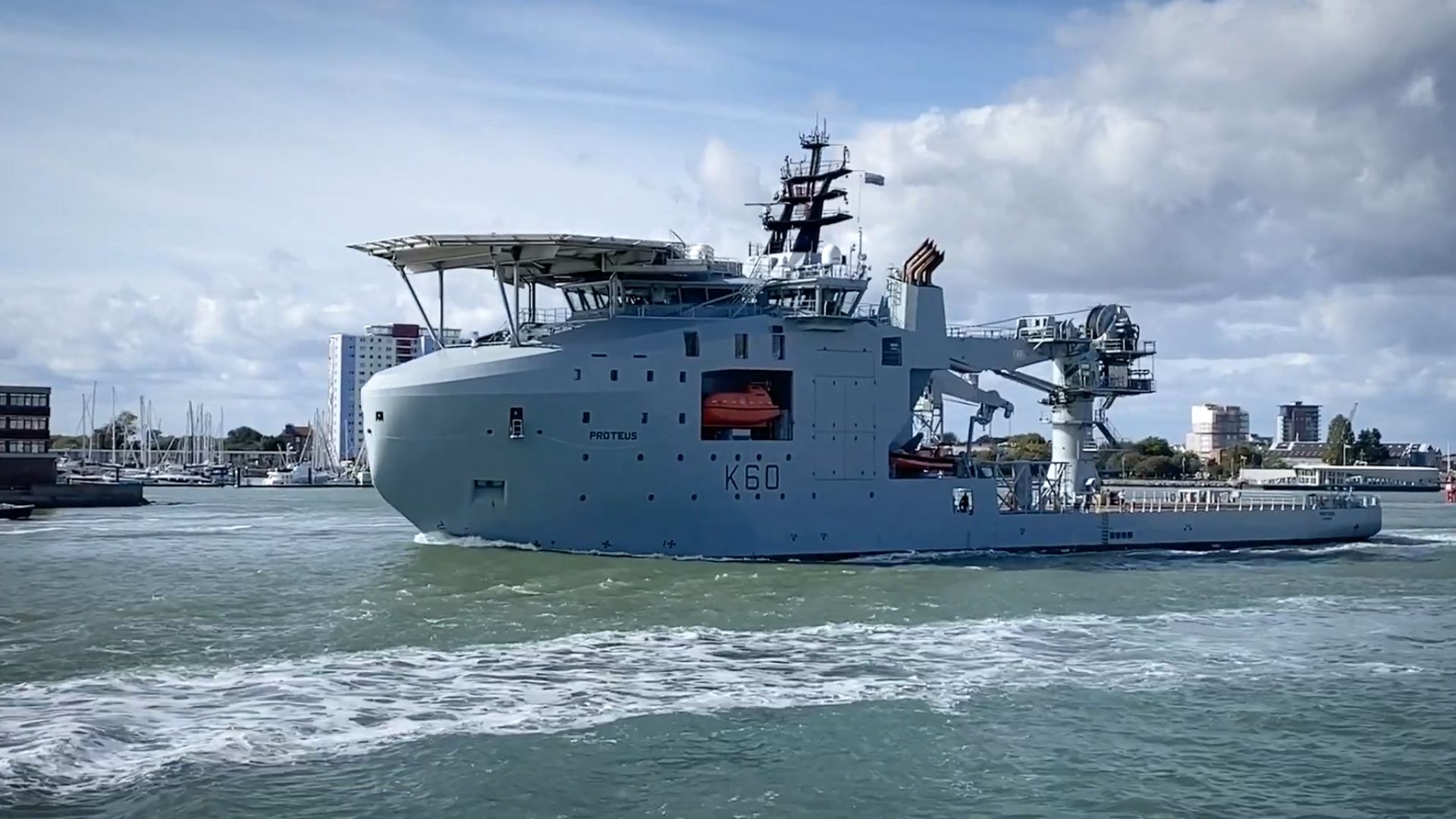 Reino Unido coloca em operação o RFA Proteus para proteger cabos submarinos e reforçar vigilância estratégica no fundo do mar.