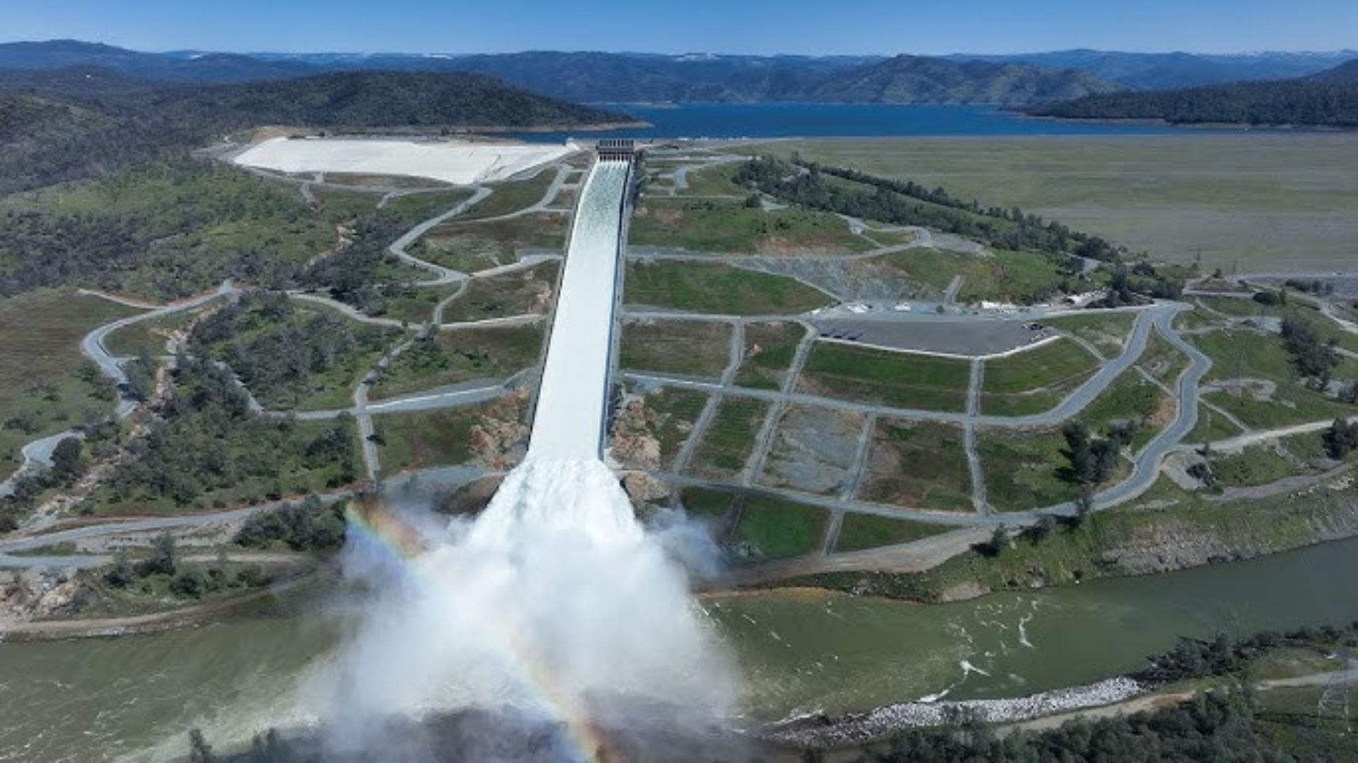 Barragem de Oroville: estrutura de 770 pés com reservatório trilionário enfrentou colapso em 2017 e mobilizou 600 trabalhadores na reconstrução.