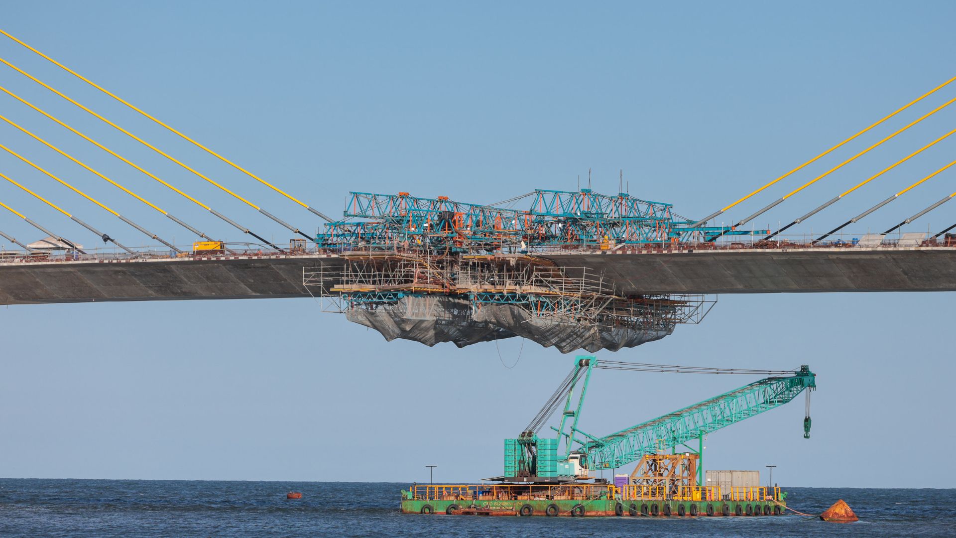 Ponte de Guaratuba atinge 91% das obras, com trecho estaiado quase concluído e entrega prevista para abril de 2026 no litoral do Paraná.