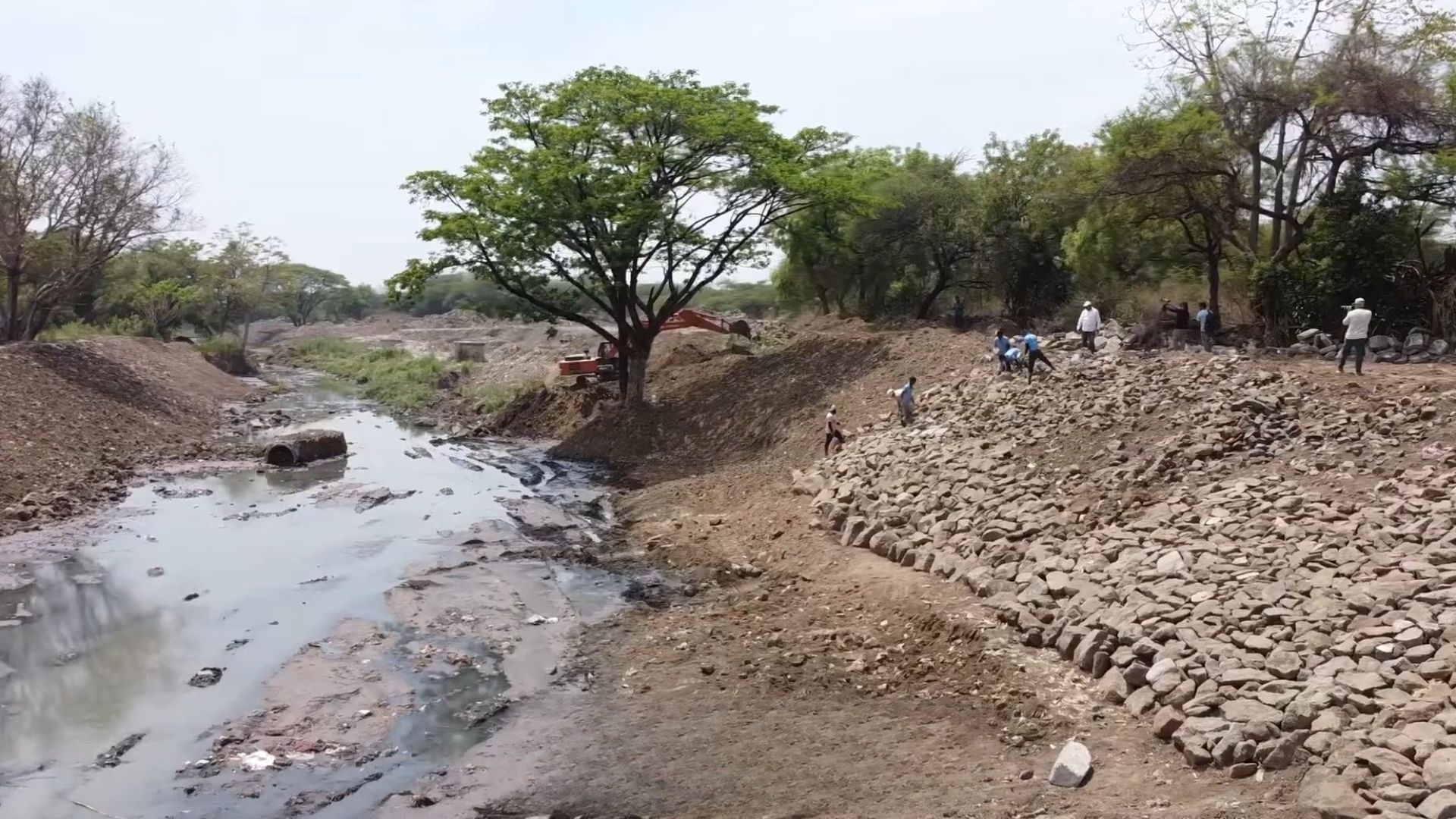 Operação na Índia dragou 11 km do rio Kham, eliminou 171 pontos de lixo e desviou 5 milhões de litros de esgoto por dia.