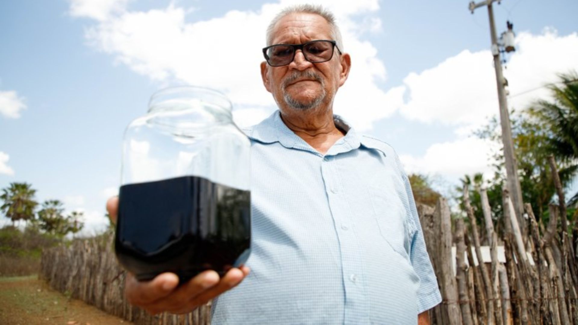 Agricultor do Ceará fura poço em busca de água e encontra material com indícios de petróleo, mas não pode explorar área.