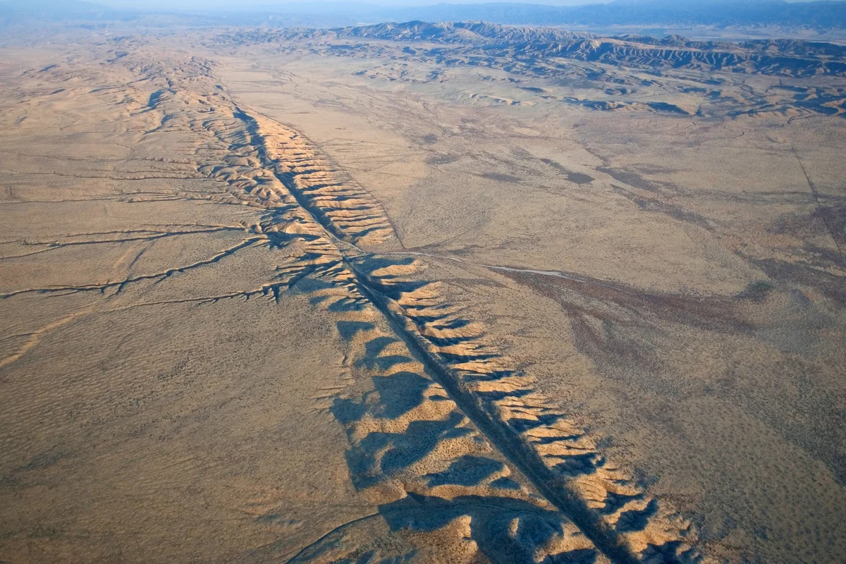 A Falha de San Andreas não está parada: com deslocamento de até 3,5 cm por ano, a estrutura geológica que corta a Califórnia acumula energia sísmica e transforma lentamente o mapa do oeste dos EUA